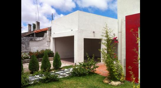 Casa en AlquilerBarrio Urbari, calle Guarey N° 129. Foto 2