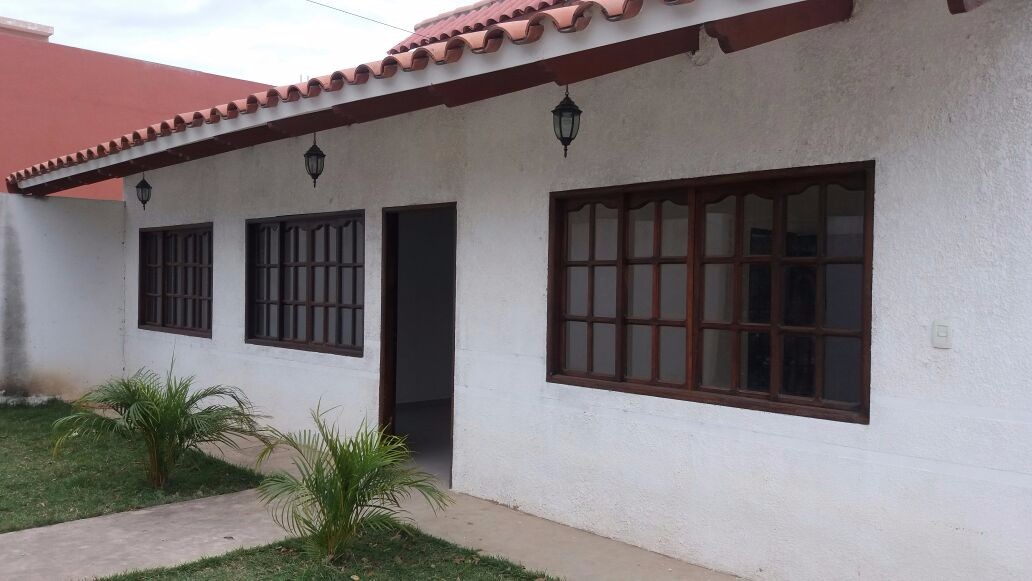 Casa en VentaB. Roca y Coronado, Z. La Colorada, entre 6to y 7mo anillo 3 dormitorios 2 baños 2 parqueos Foto 1