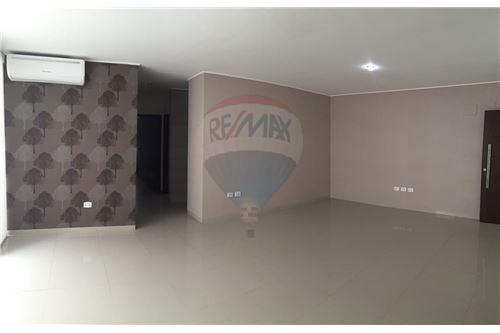 Departamento en Entre 3er y 4to anillo Oeste en Santa Cruz de la Sierra  2 baños 1 parqueos Foto 8