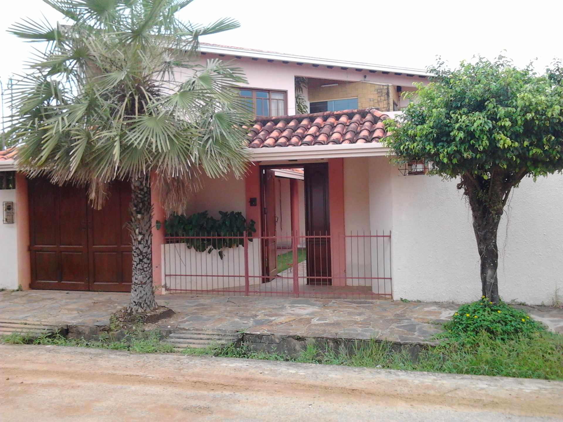 Casa en VentaCalle Rafael Arteaga No 104, a una cuadra de Av. Bolivar. Foto 1