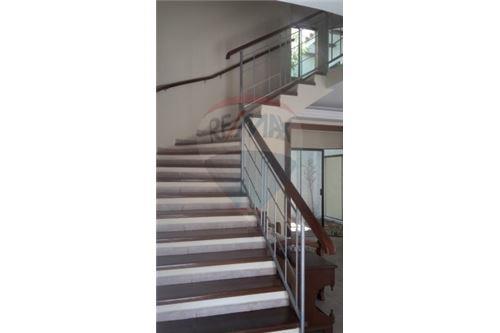 Casa en Entre 3er y 4to anillo Oeste en Santa Cruz de la Sierra  4 baños  Foto 9