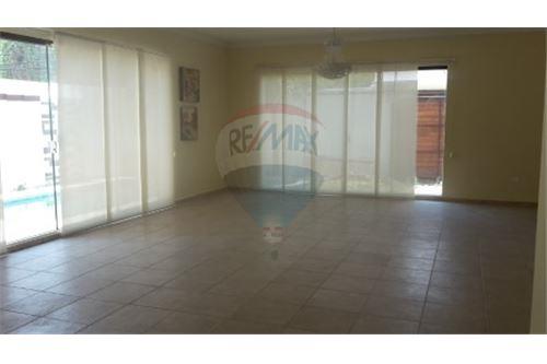 Casa en Entre 3er y 4to anillo Oeste en Santa Cruz de la Sierra  4 baños  Foto 2