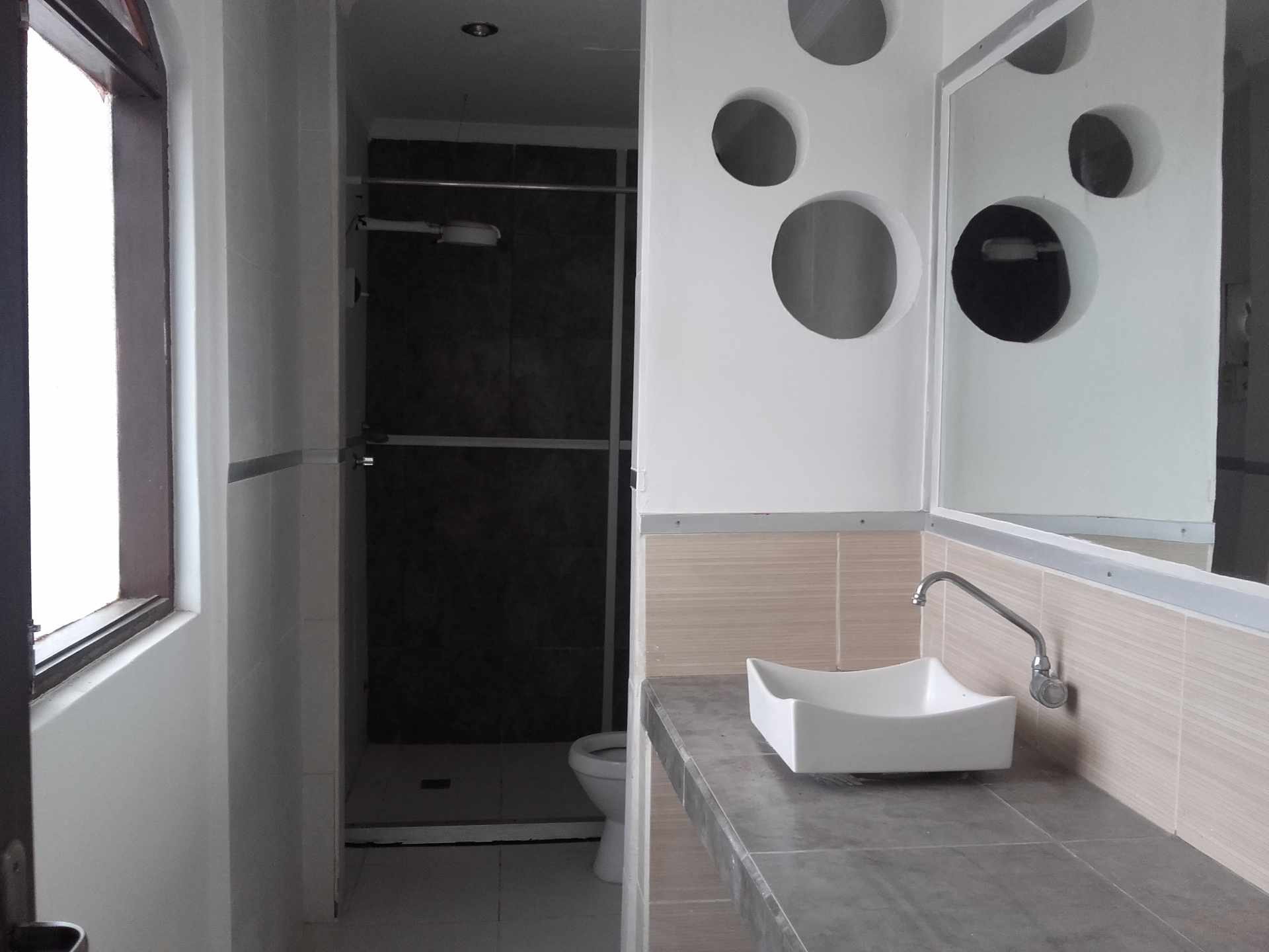 Casa en Entre 3er y 4to anillo Norte en Santa Cruz de la Sierra 5 dormitorios 3 baños 3 parqueos Foto 2