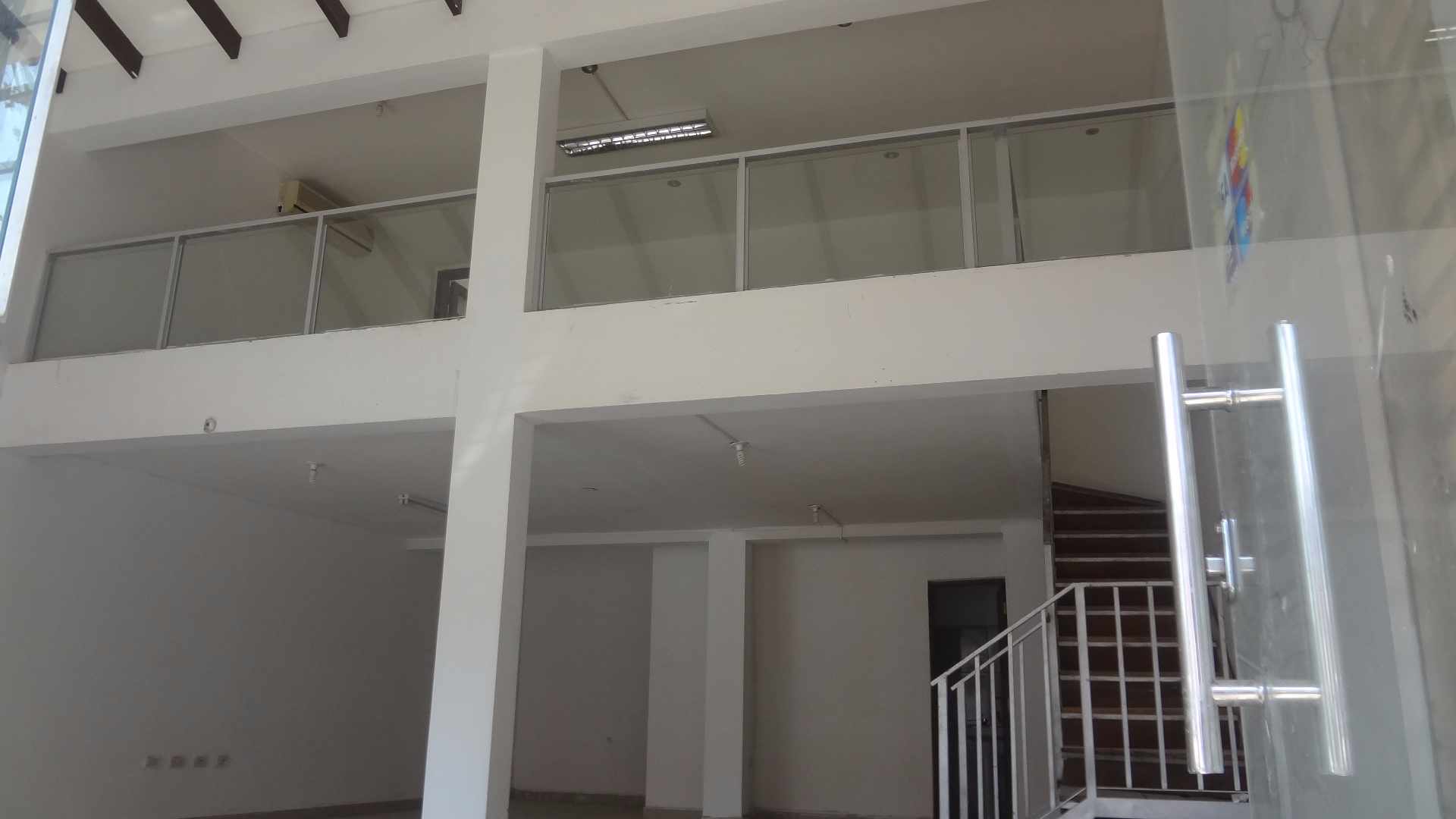 Local comercial en Entre 1er y 2do anillo Este en Santa Cruz de la Sierra 1 dormitorios 3 baños  Foto 2