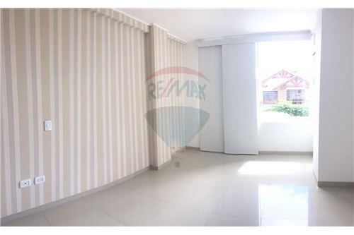 Departamento en Entre 3er y 4to anillo Oeste en Santa Cruz de la Sierra  2 baños 1 parqueos Foto 4