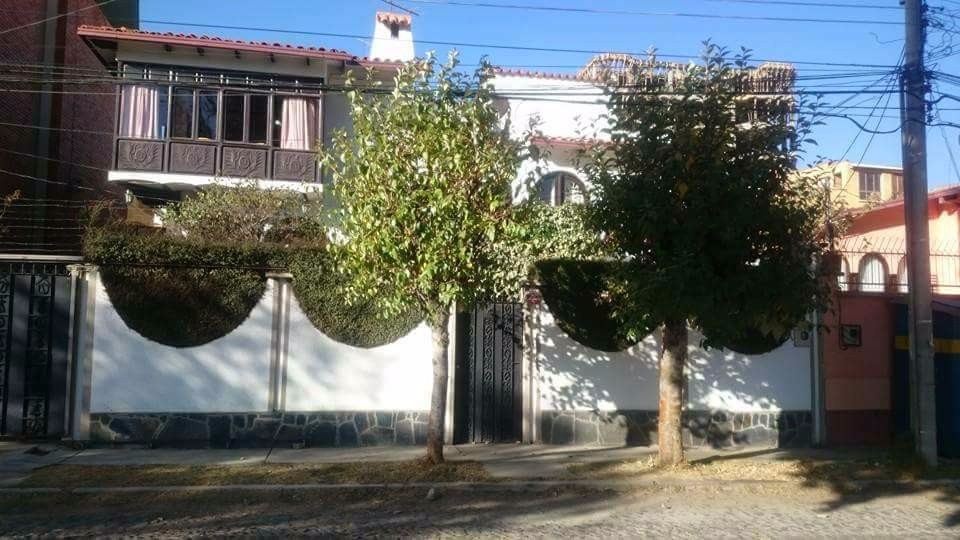 Casa en Achumani en La Paz 3 dormitorios 4 baños 3 parqueos Foto 1