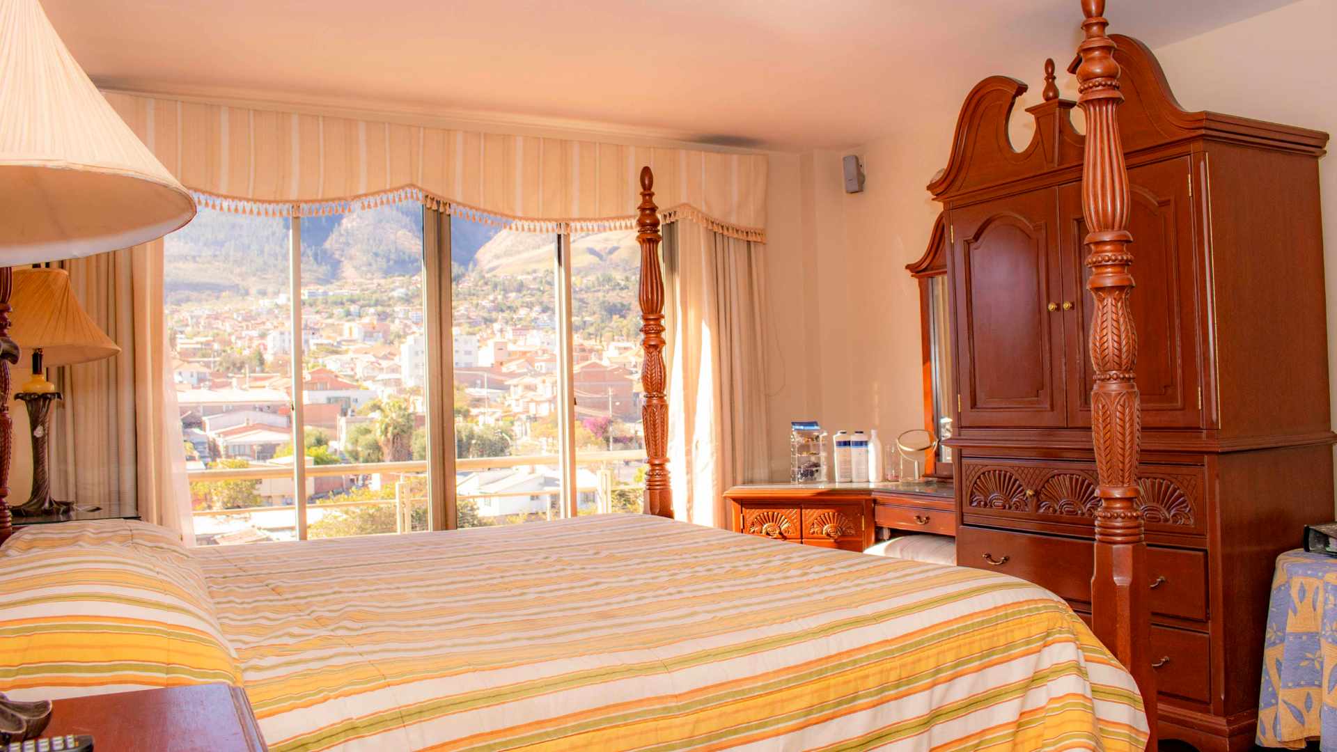 Departamento en Queru Queru en Cochabamba 4 dormitorios 5 baños 2 parqueos Foto 2