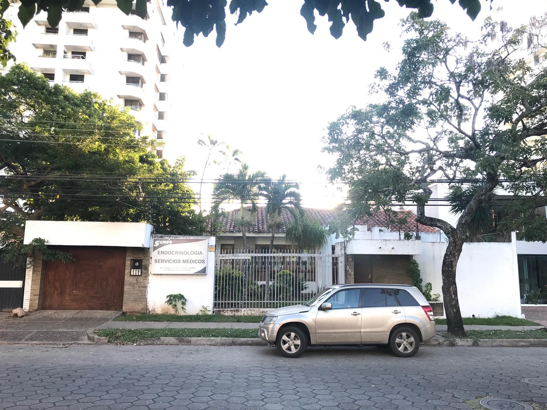 Casa Avenida Monseñor Santiesteban Nro 351, entre 1er y 2do anillo. Foto 1