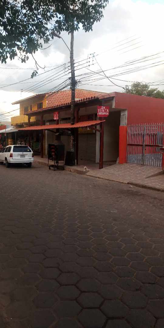 Local comercial en VentaEn COTOCA, Av. Juan de Dios Montero, a cuadra y media de la plaza principal.  4 baños  Foto 3