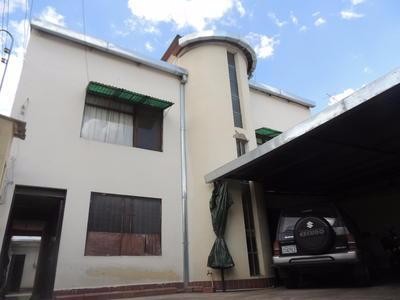Casa en Centro en Cochabamba 3 dormitorios 5 baños 3 parqueos Foto 1