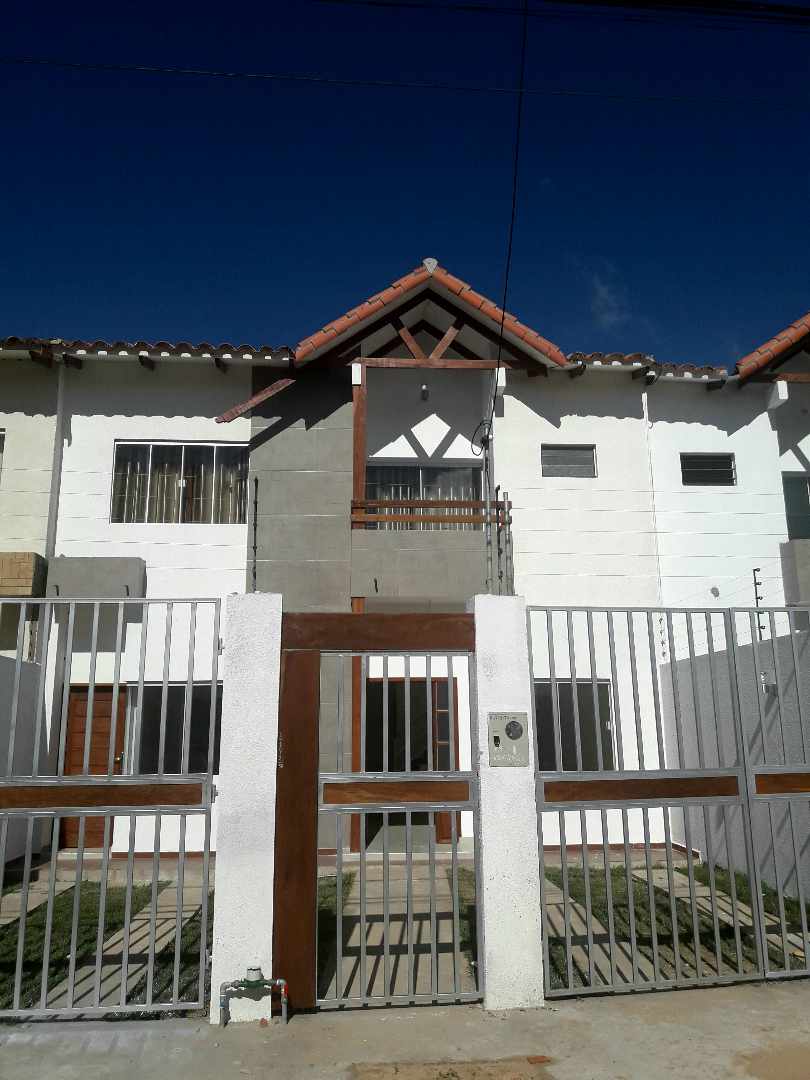Casa en Entre 6to y 7mo anillo Sur en Santa Cruz de la Sierra 4 dormitorios 3 baños 2 parqueos Foto 10