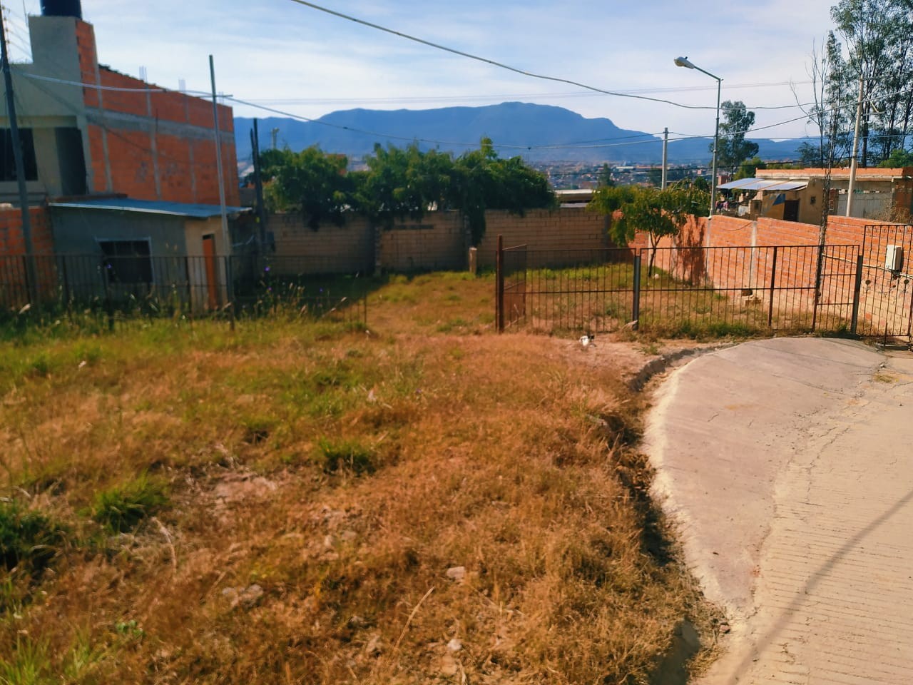 Terreno Ciudad de Tarija, Barrio Lourdes, calle Camargo una cuadra después del tecnológico Tarija Foto 5