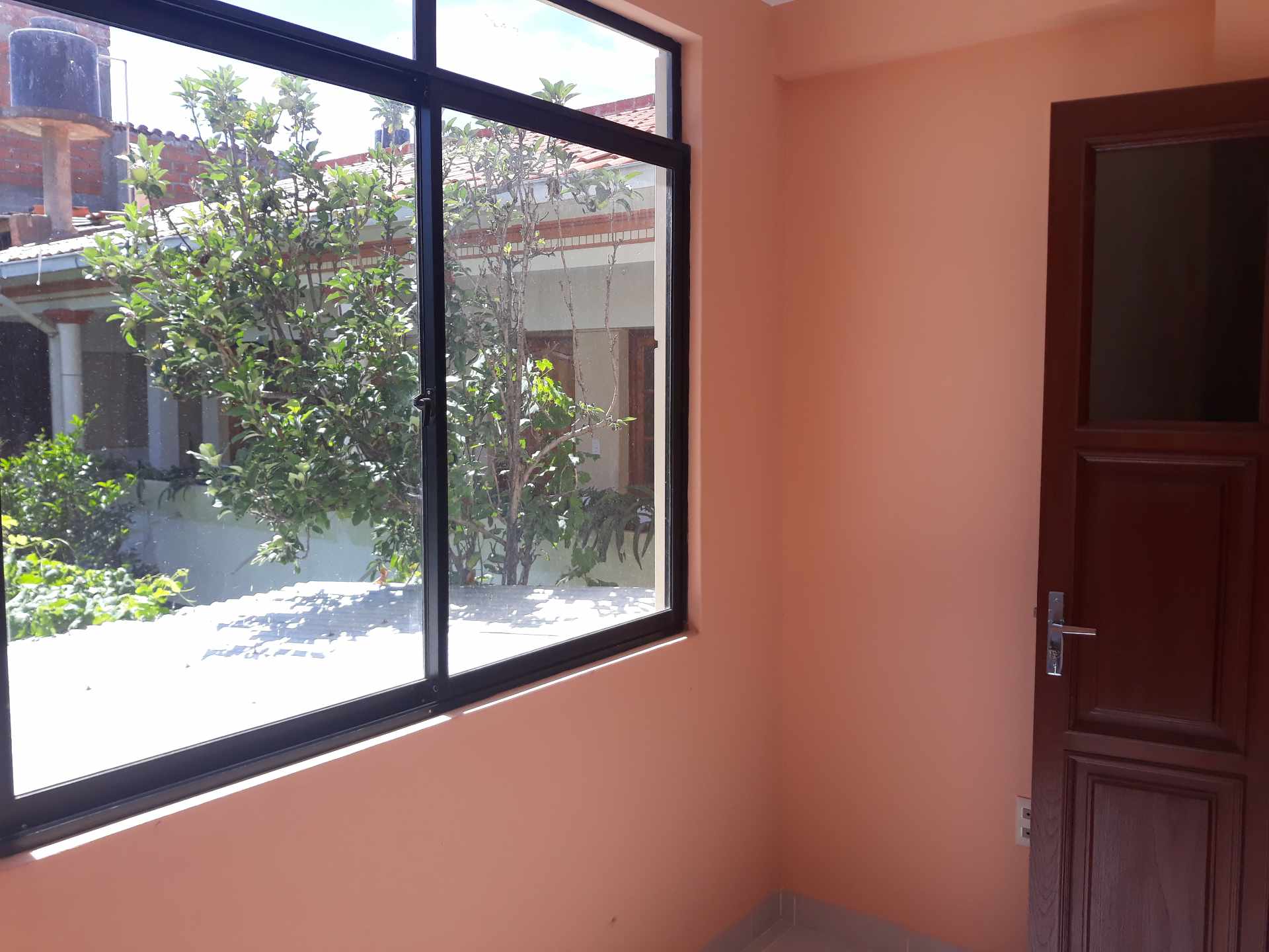 Casa en VentaUbicada en el Barrio Moto Méndez de la ciudad de Tarija. Bloque KP. 9 dormitorios 5 baños 2 parqueos Foto 9