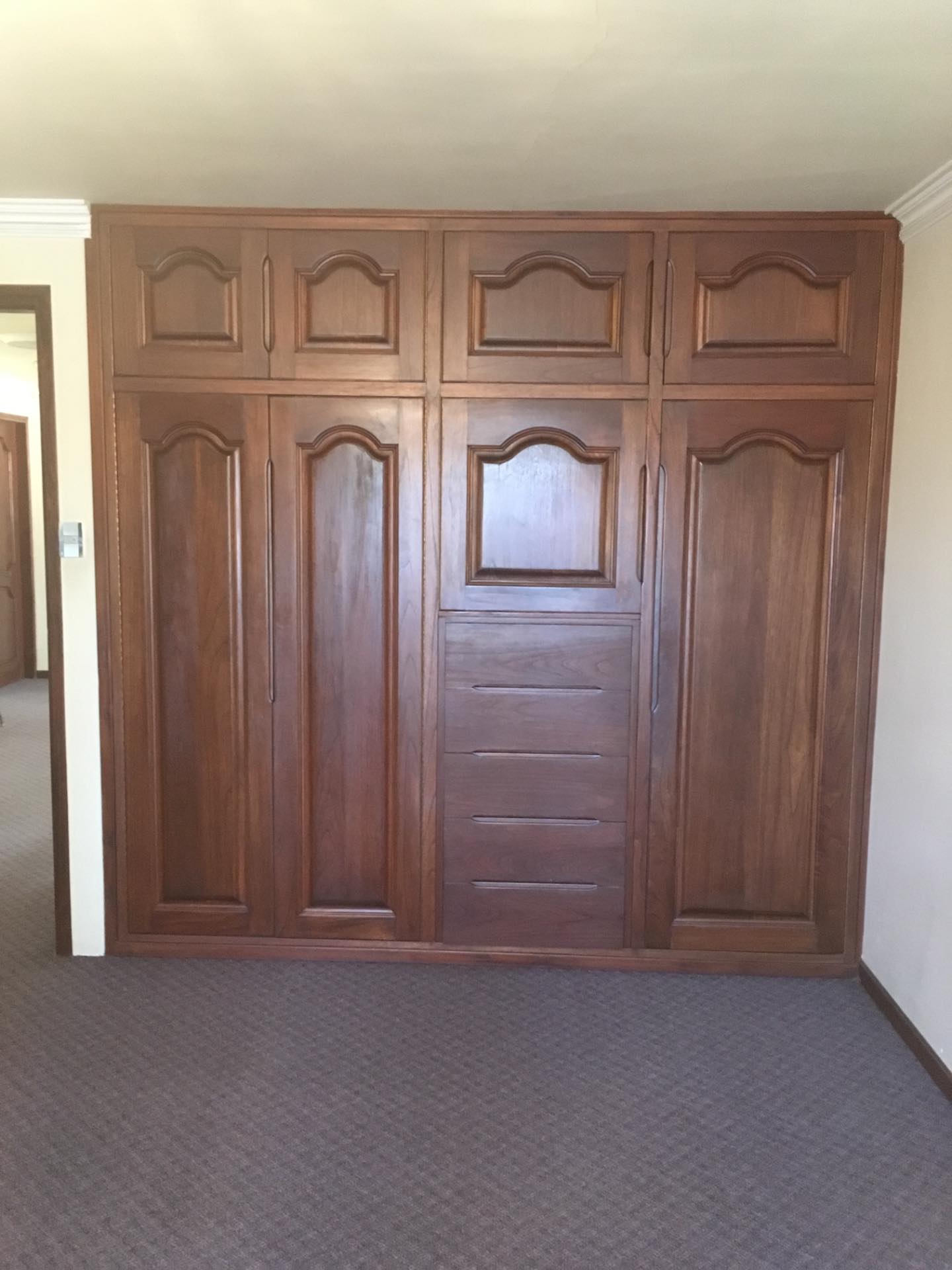 Casa en VentaAv. Villarroel y aniceto padilla 6 dormitorios 5 baños 3 parqueos Foto 2