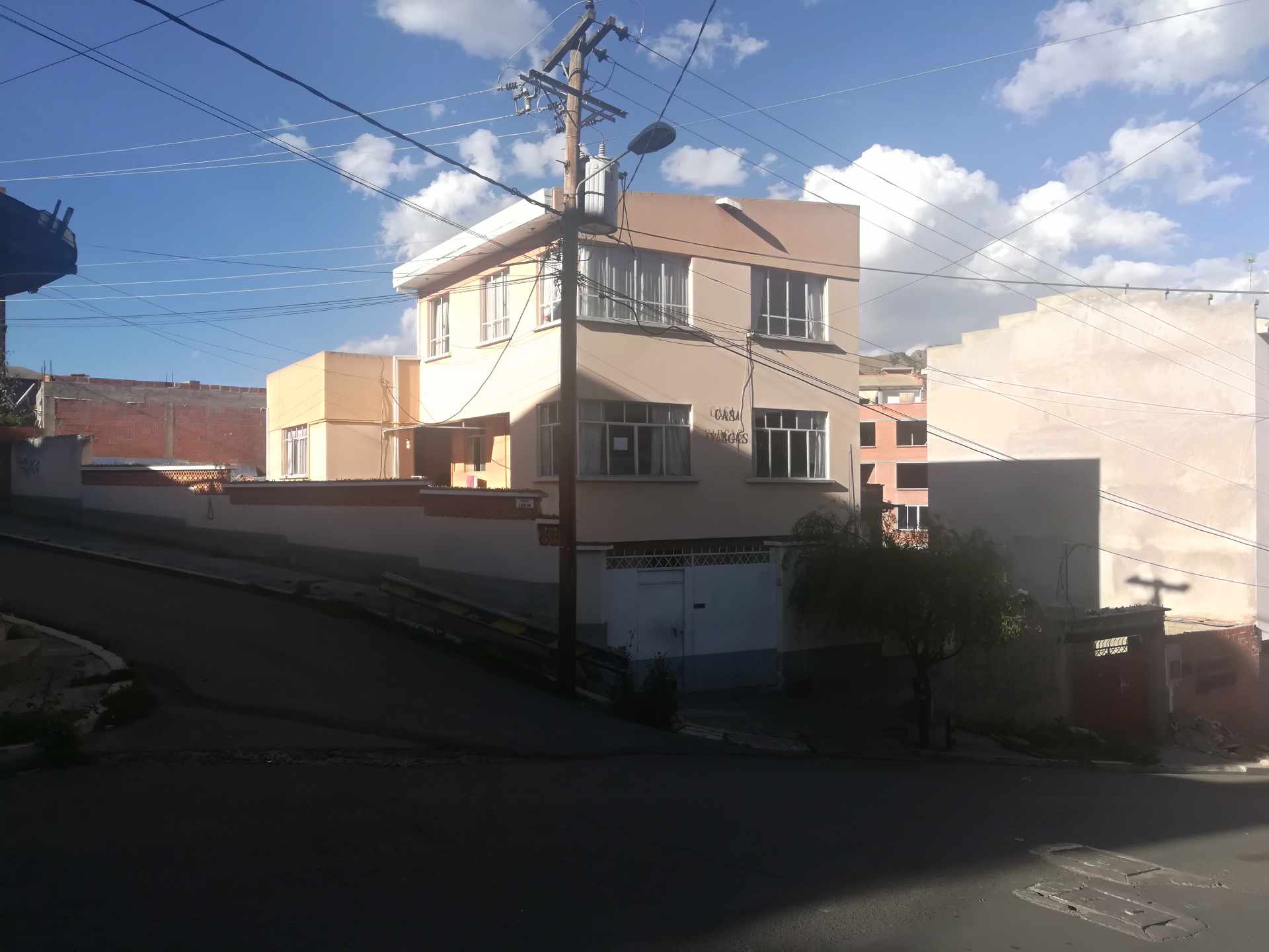 Casa en VentaAv. Gregorio mendoza esq. Asuncion #142 Alto Miraflores ....altura cuartel de Comunicaciones Foto 1