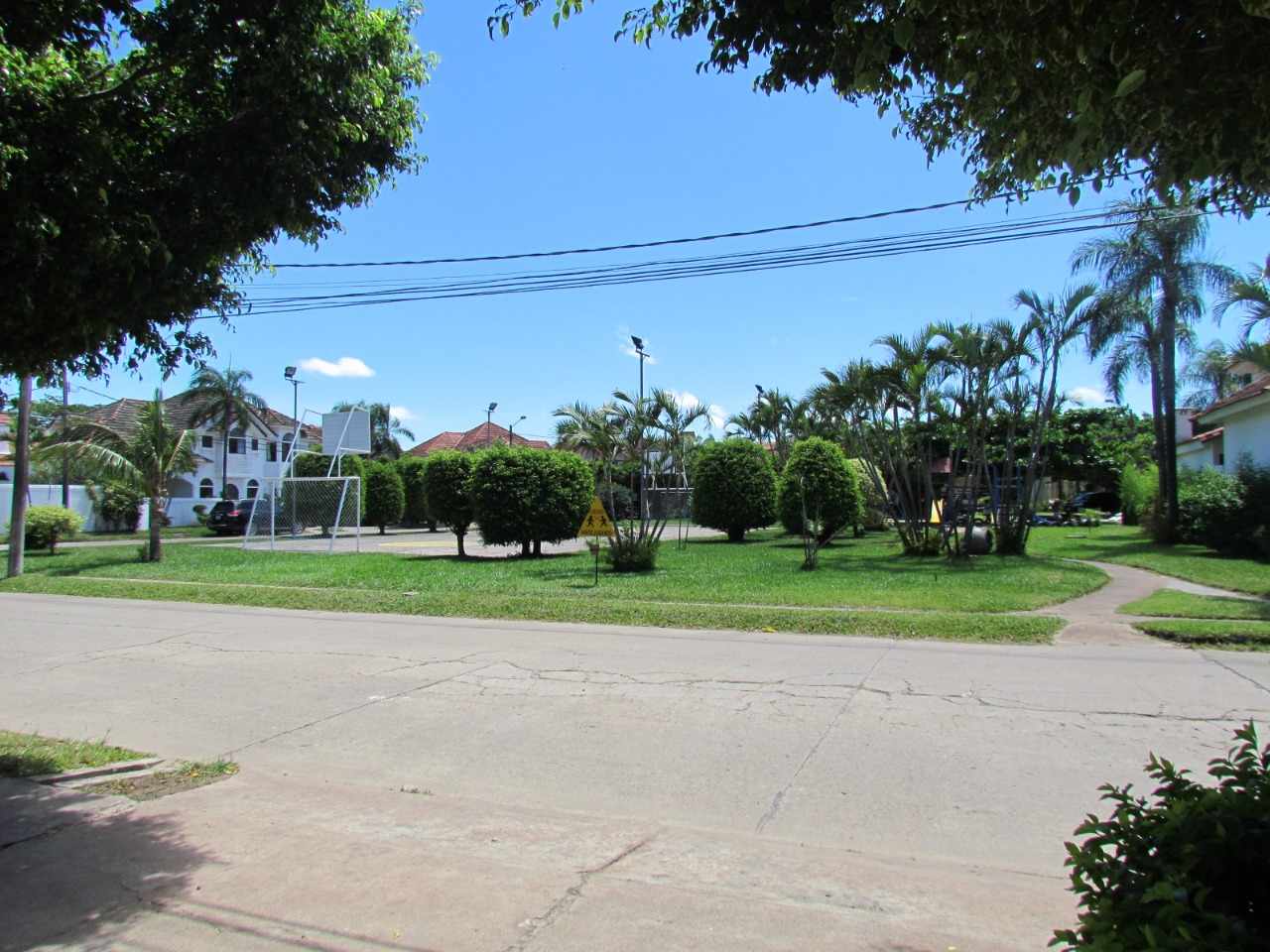 Casa en Entre 4to y 5to anillo Sur en Santa Cruz de la Sierra 4 dormitorios 4 baños 2 parqueos Foto 6