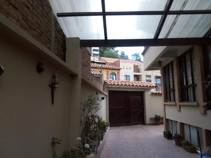 Casa UBICACION: ZONA BARRIO PROSPERINA, CERCA COLEGIO HUMBOLT, A 30 MT DE LA AV. DESTACAMENTO CHUQUISACA. Foto 3