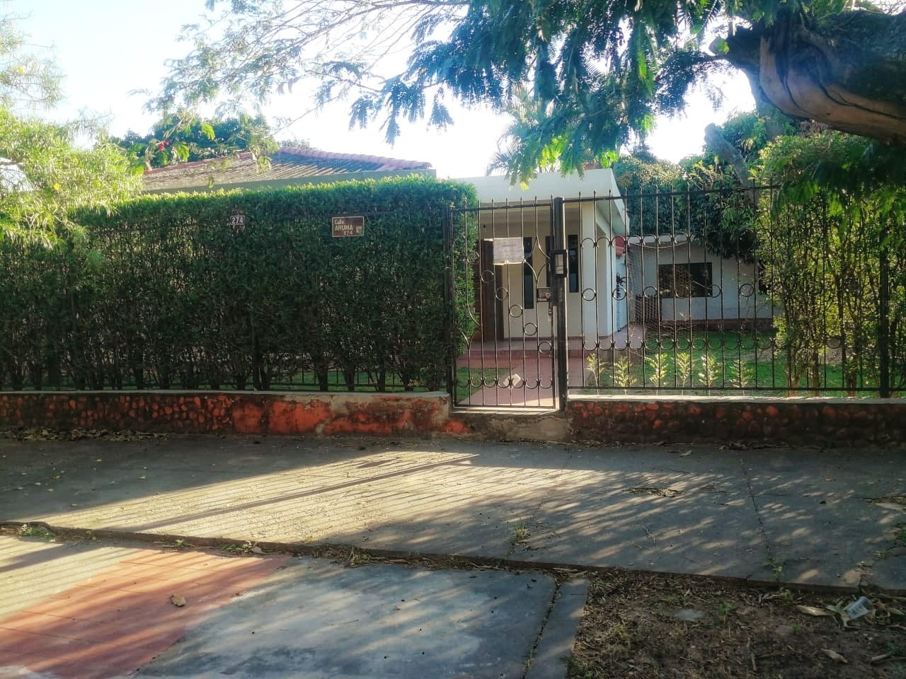 Casa en Barrio Urbari en Santa Cruz de la Sierra 4 dormitorios 5 baños 4 parqueos Foto 1