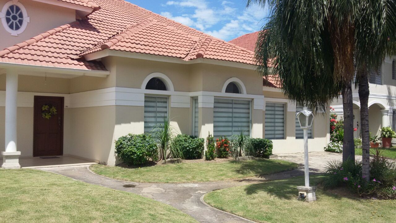 Casa en Las Palmas en Santa Cruz de la Sierra 5 dormitorios 5 baños  Foto 3