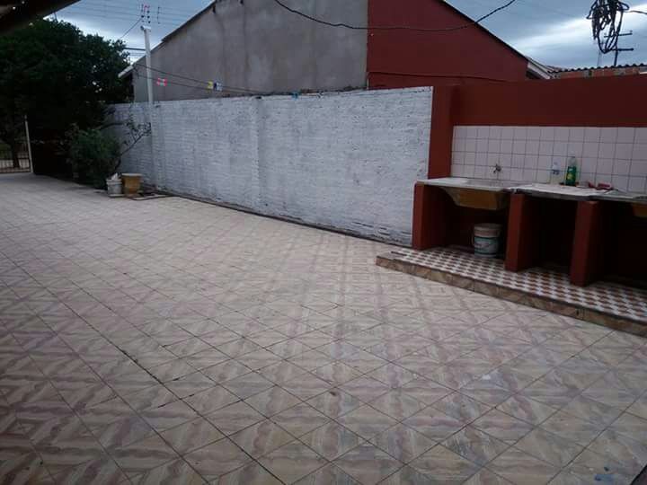 Casa en Entre 5to y 6to anillo Este en Santa Cruz de la Sierra 5 dormitorios 1 baños 2 parqueos Foto 4