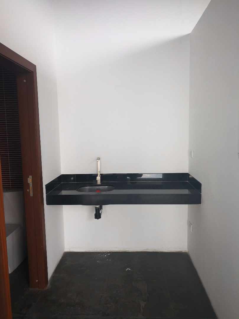 Oficina Av. San Martín entre Segundo y Tercer Anillo. Centro Empresarial Torre Ambassador Foto 6