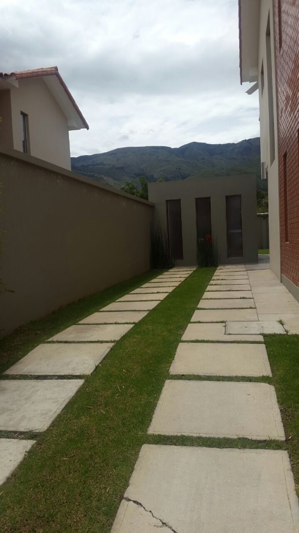 Casa en Tiquipaya en Cochabamba 4 dormitorios 4 baños 4 parqueos Foto 4