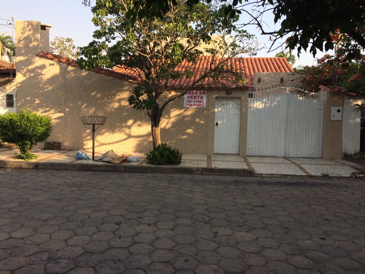 Casa en Barrio Urbari en Santa Cruz de la Sierra 6 dormitorios 4 baños 2 parqueos Foto 1