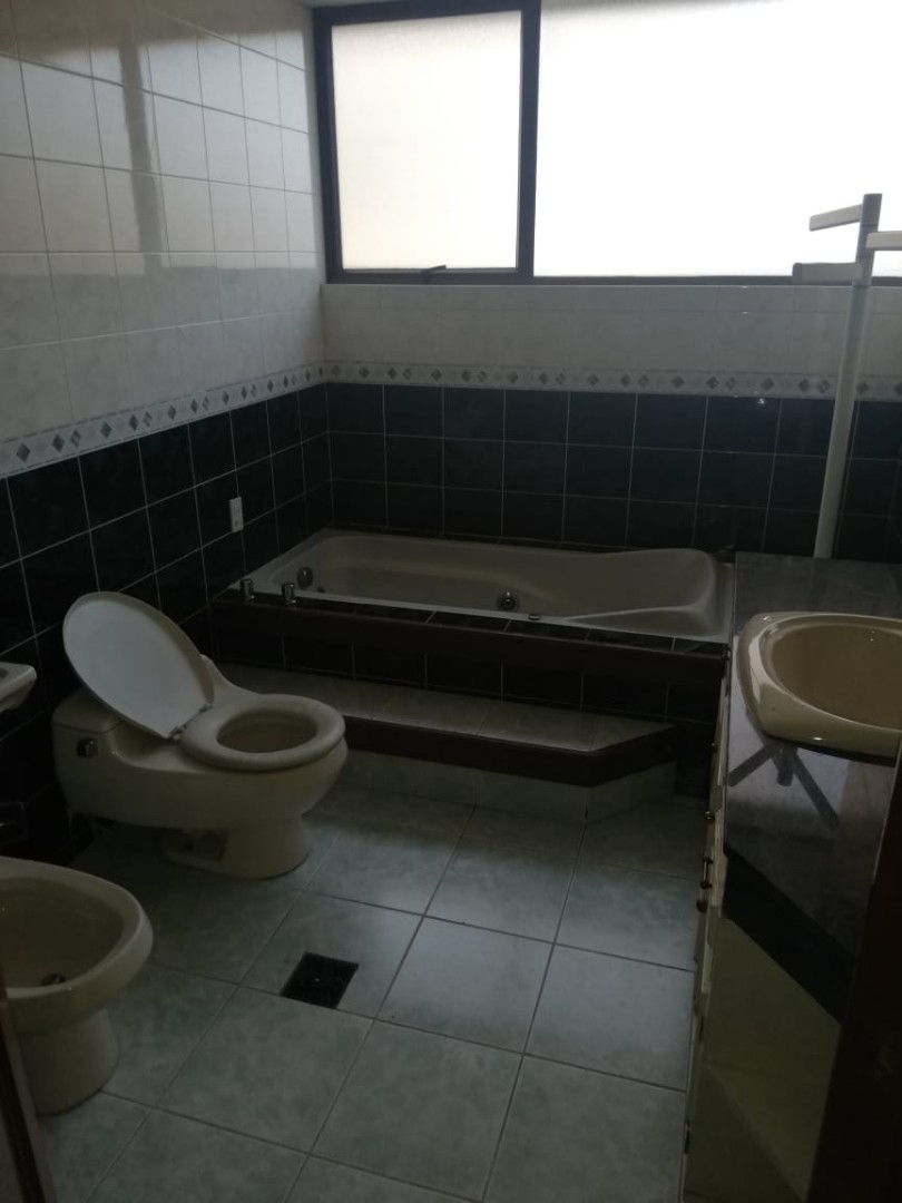 Departamento en Cota Cota en La Paz 4 dormitorios 4 baños 2 parqueos Foto 8