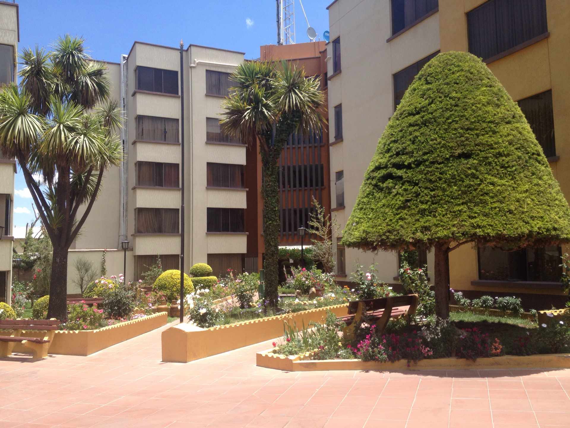 Departamento en Cota Cota en La Paz 4 dormitorios 3 baños 1 parqueos Foto 1