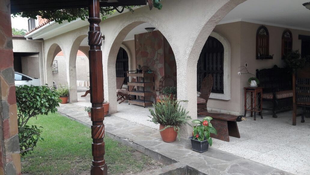 Casa en Barrio Urbari en Santa Cruz de la Sierra 5 dormitorios 4 baños 2 parqueos Foto 13