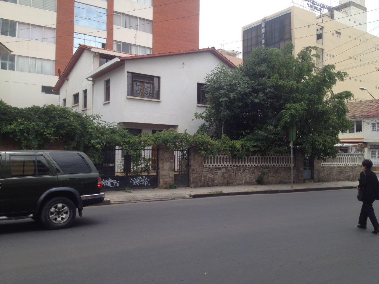 Casa en VentaCalle Oruro esquina Antezana 6 dormitorios 5 baños 4 parqueos Foto 2