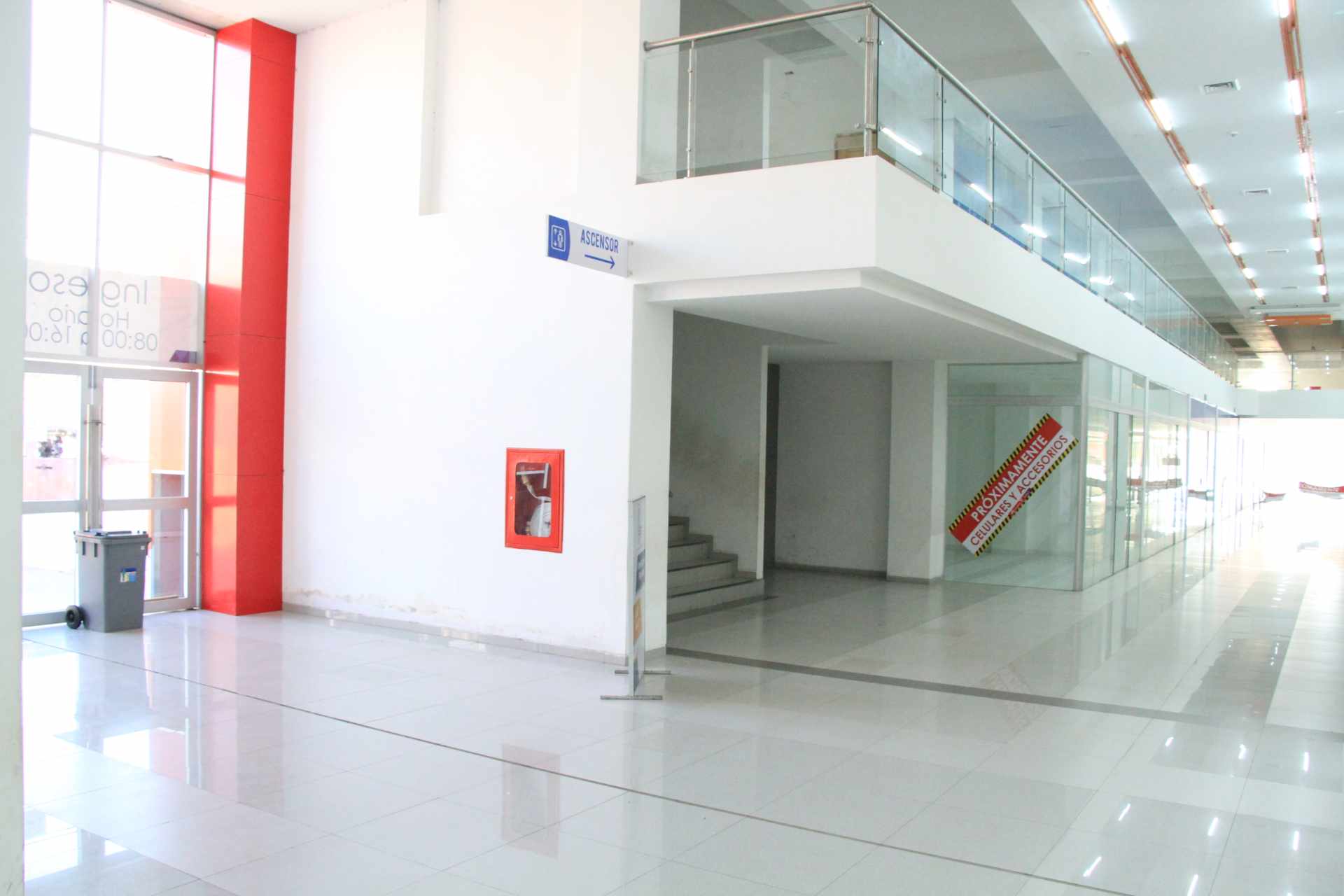 Local comercial en VentaCentro Comercial CIUDAD INDANA, 3er anillo Av. Pirai  4 baños  Foto 3