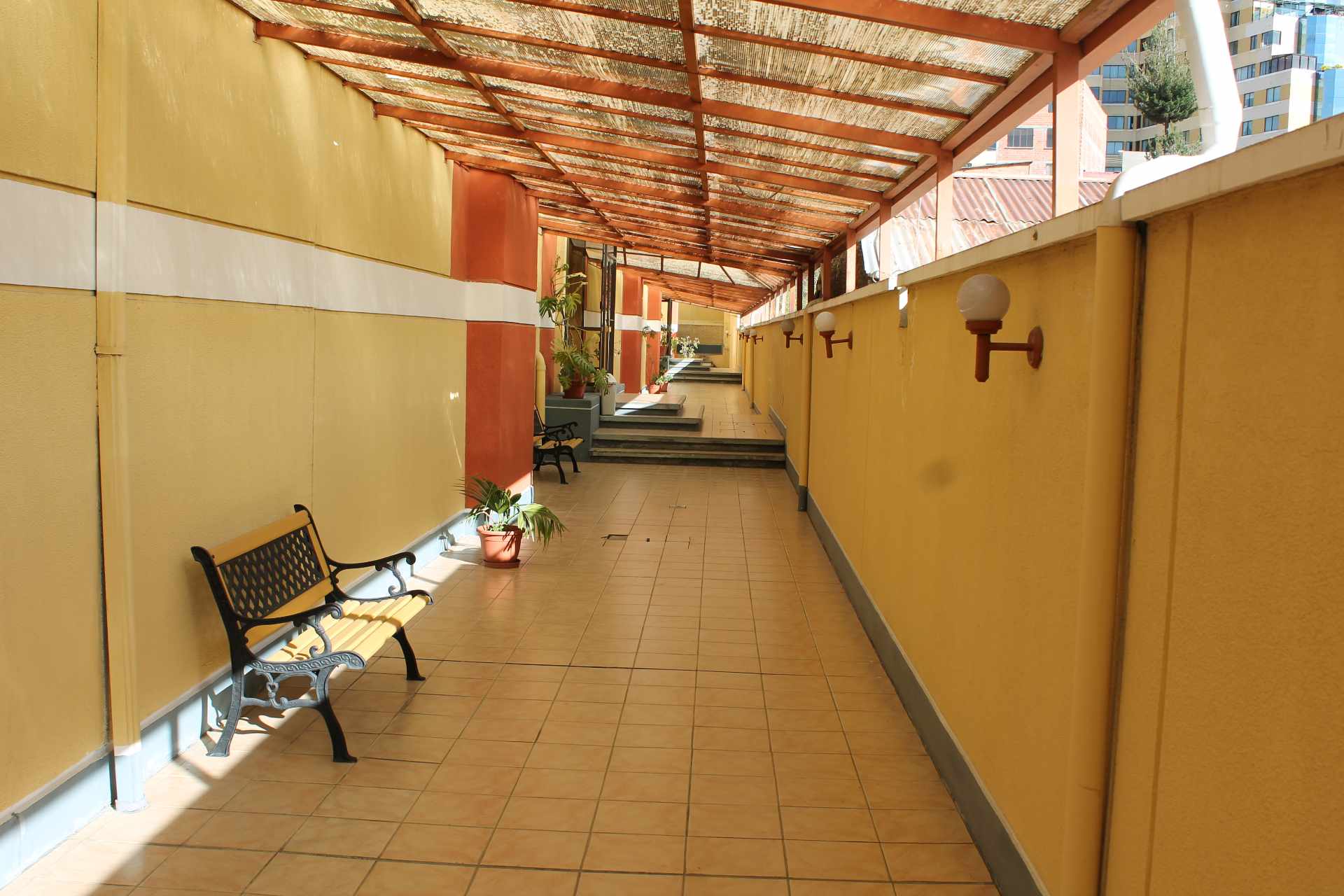 Departamento en Cota Cota en La Paz 3 dormitorios 4 baños 1 parqueos Foto 2