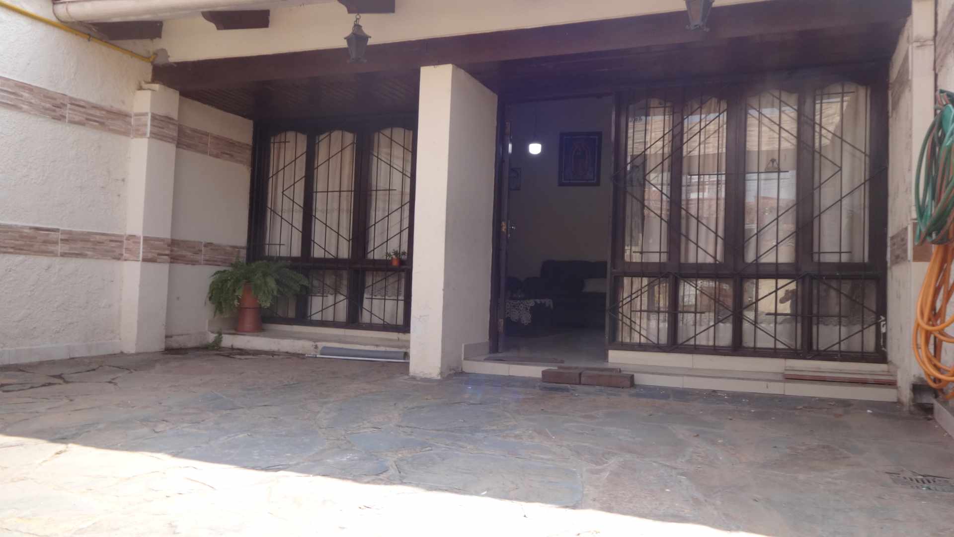 Casa en Entre 1er y 2do anillo Este en Santa Cruz de la Sierra 3 dormitorios 2 baños 2 parqueos Foto 4