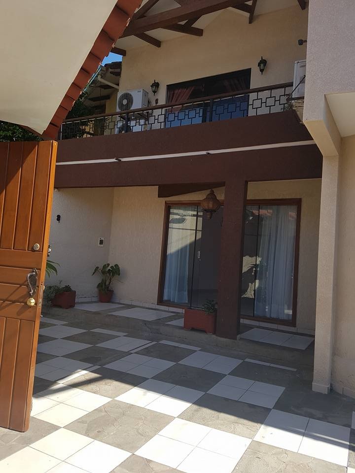 Casa en Entre 2do y 3er anillo Sur en Santa Cruz de la Sierra 3 dormitorios 3 baños 2 parqueos Foto 1