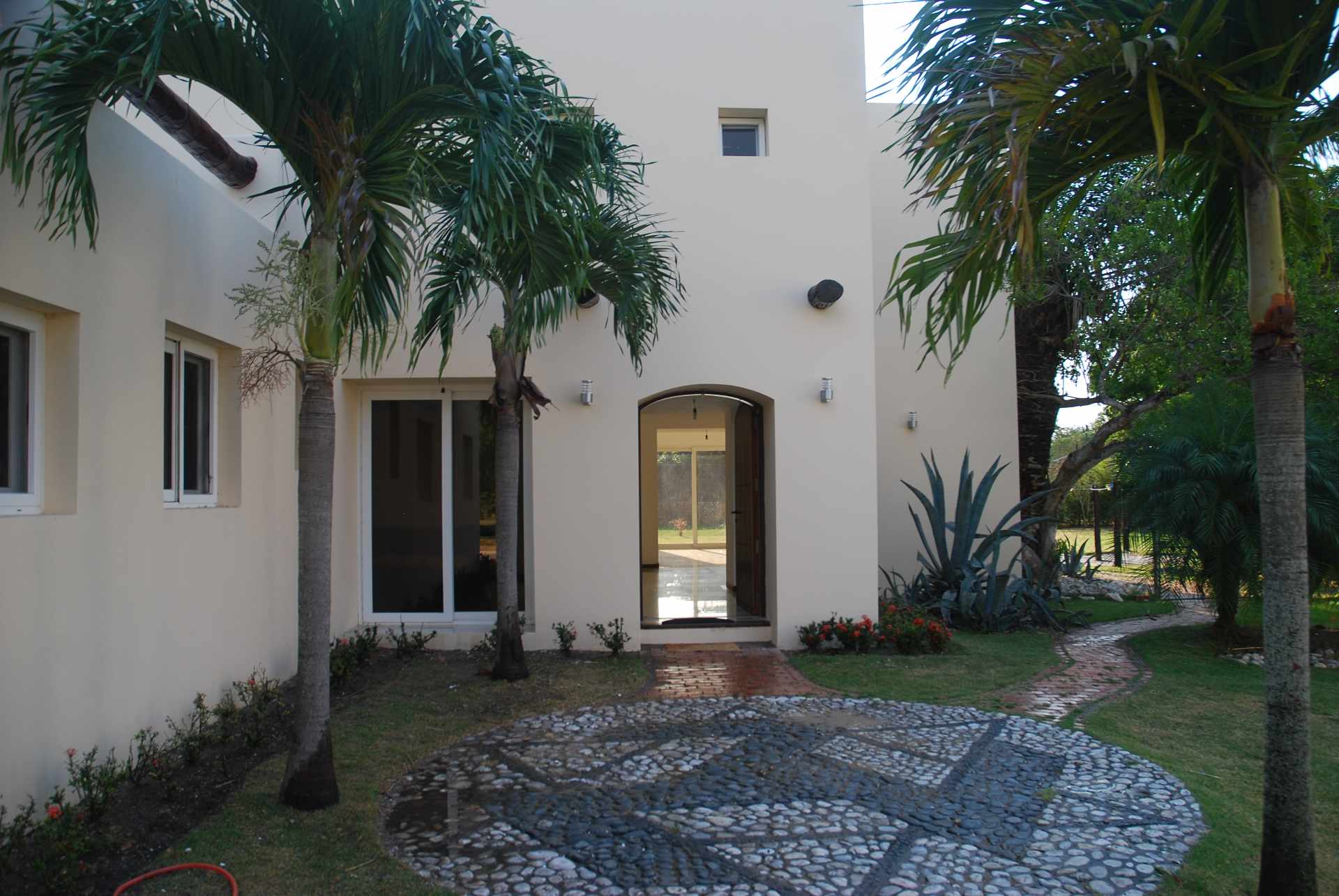 Casa en Urubó en Santa Cruz de la Sierra 4 dormitorios 5 baños 5 parqueos Foto 5