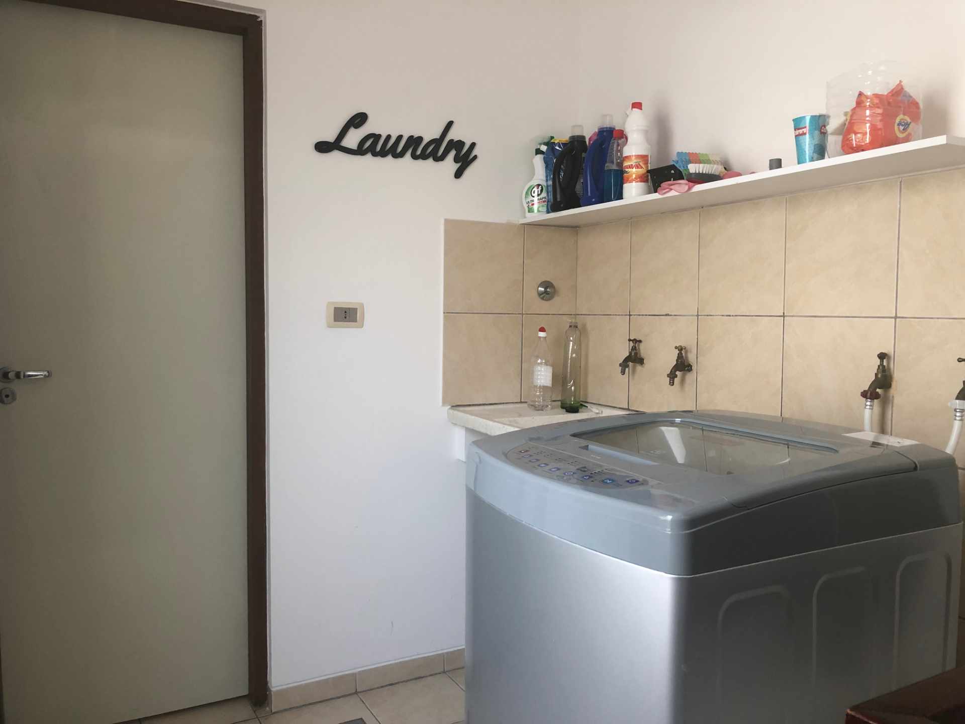 Casa Condominio Ciudad Real [Av. Busch, 3er. Anillo Interno], Penthouse amoblado en alquiler de 3 plantas, 3 dormitorios, dependencias y 2 parqueos techados. [1600$us., expensas incluidas]  Foto 10