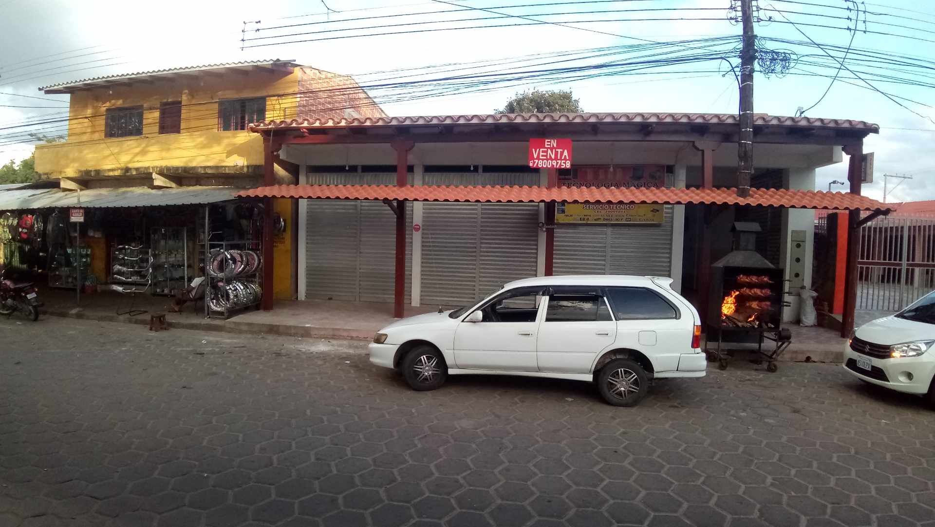 Local comercial en VentaEn COTOCA, Av. Juan de Dios Montero, a cuadra y media de la plaza principal.  4 baños  Foto 1