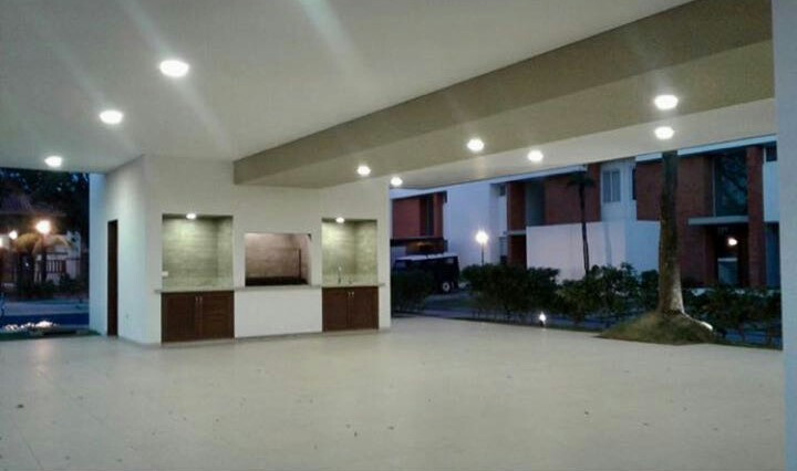 Casa en VentaCONDOMINIO COSTA DORADA
4to anillo, entre Av. Banzer y Radial 27. Calle San Pedro y Hebreos. Foto 3