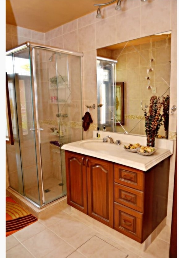 Casa en Sacaba en Cochabamba 4 dormitorios 3 baños 4 parqueos Foto 10