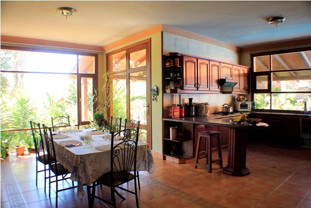 Casa en VentaCalle Innominada, Urb. El Paraiso 4 dormitorios 5 baños  Foto 9