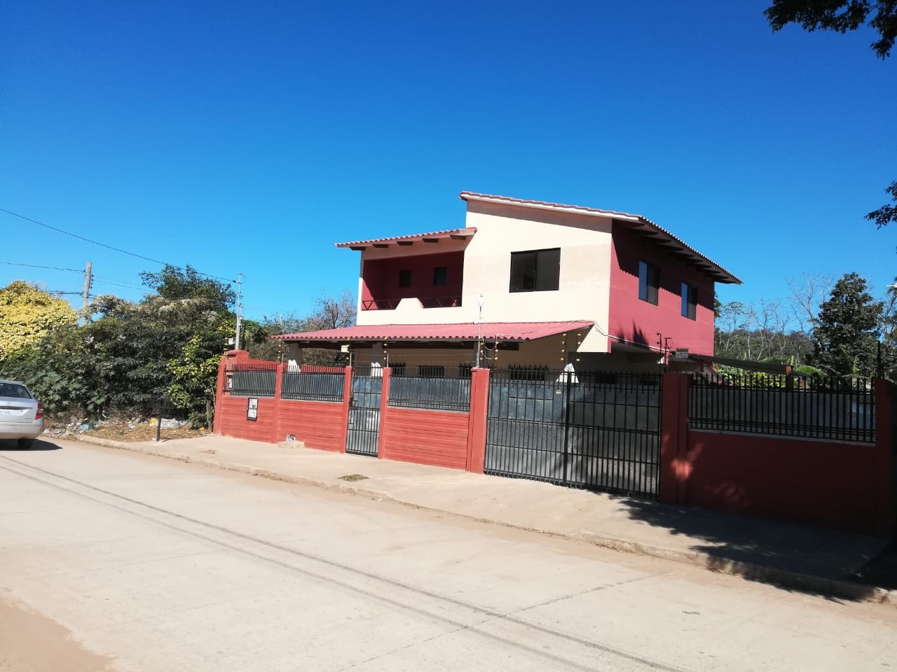 Casa en Cotoca en Cotoca 5 dormitorios 3 baños 1 parqueos Foto 2