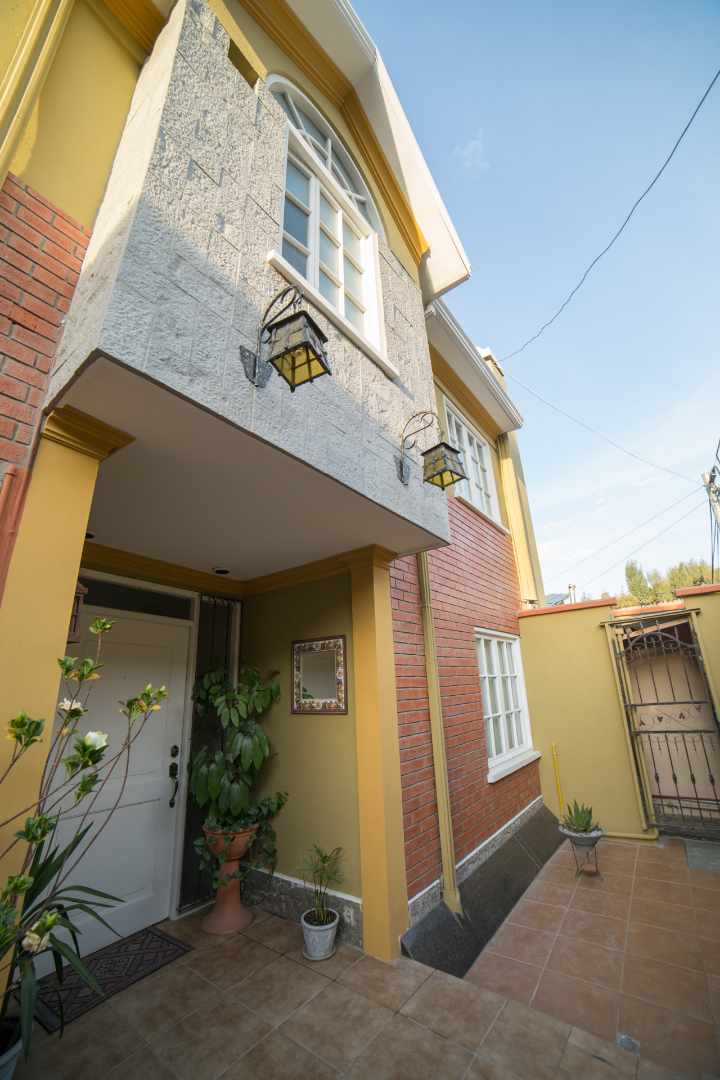 Casa en Auquisamaña en La Paz 5 dormitorios 6 baños 2 parqueos Foto 2