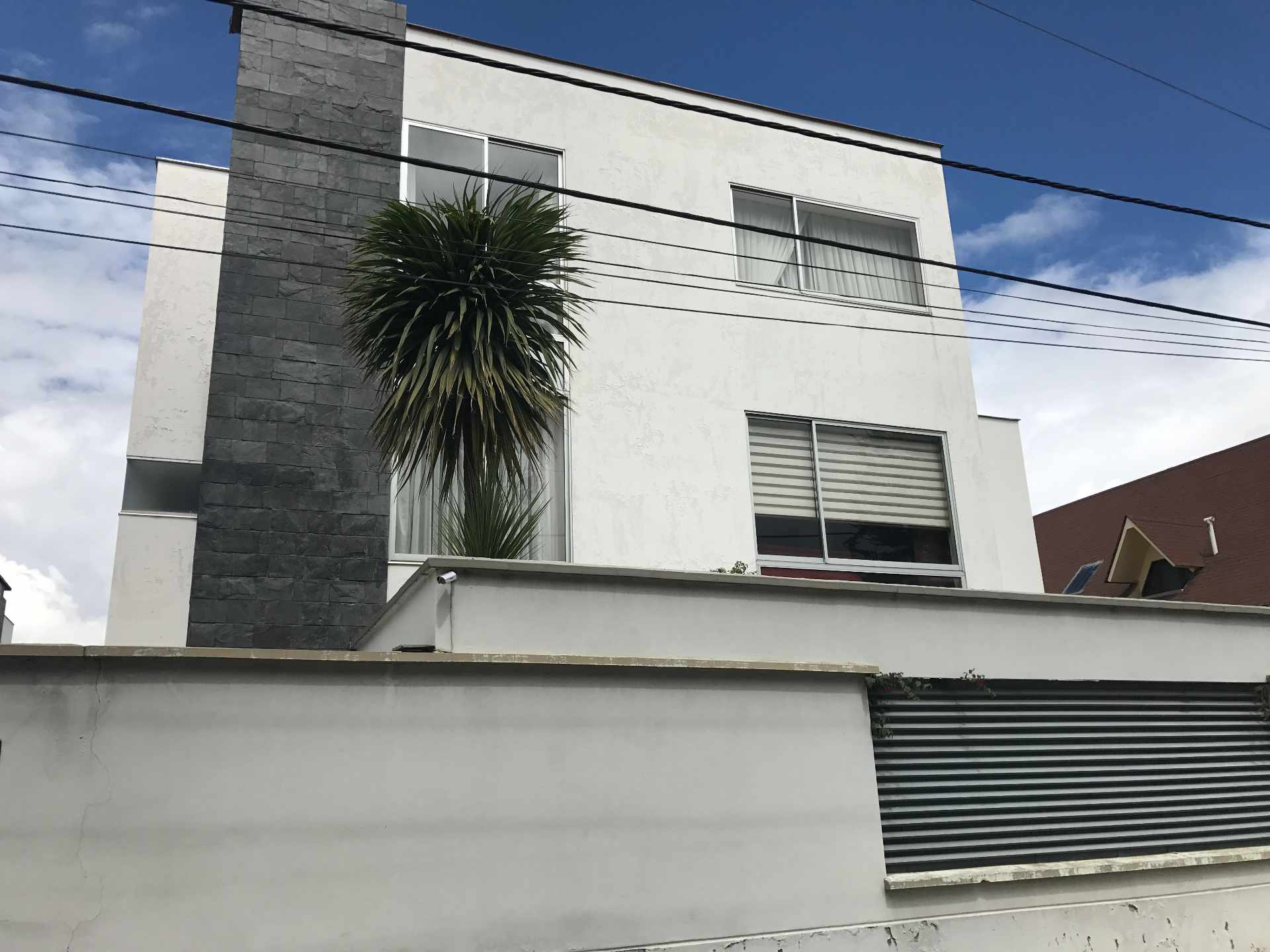 Casa en AlquilerLos Pinos calle 27c, sobre avenida principal. 4 dormitorios 5 baños 2 parqueos Foto 2