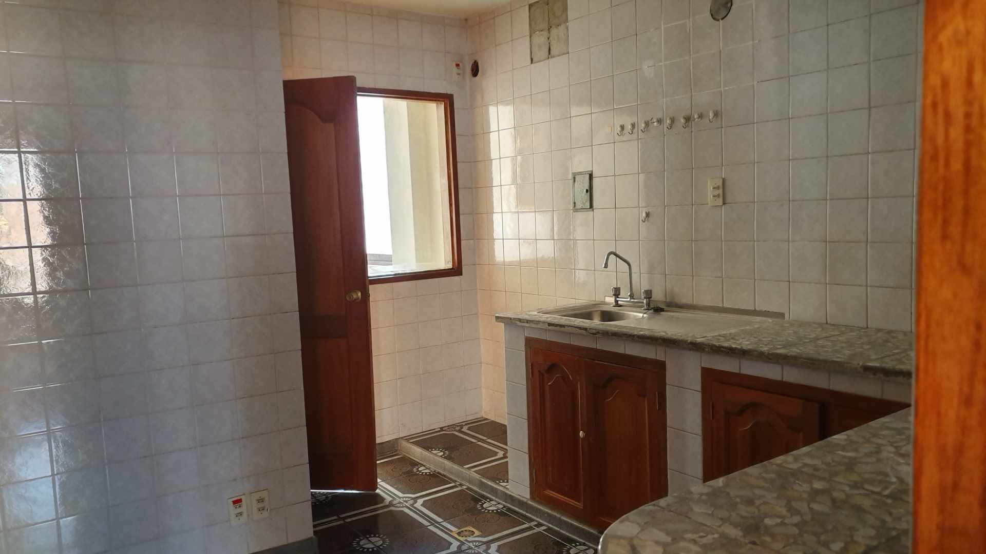 Edificio en VentaZONA CENTRAL AV. SUCRE Y ESQUINA PICHINCHA EDIFICIO EN VENTA  Foto 11