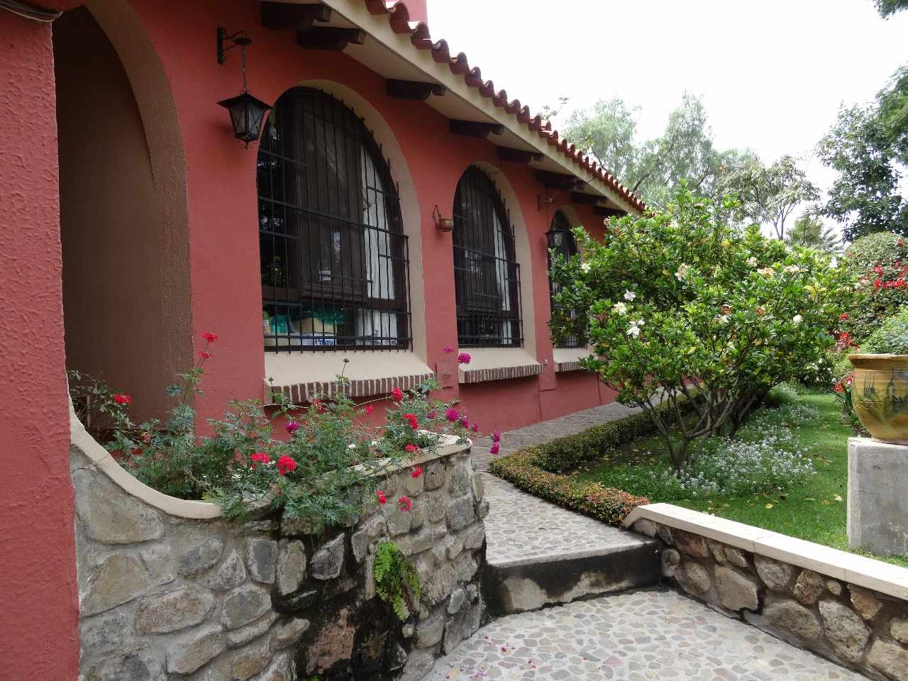 Casa en Cala Cala en Cochabamba 5 dormitorios 4 baños 5 parqueos Foto 10