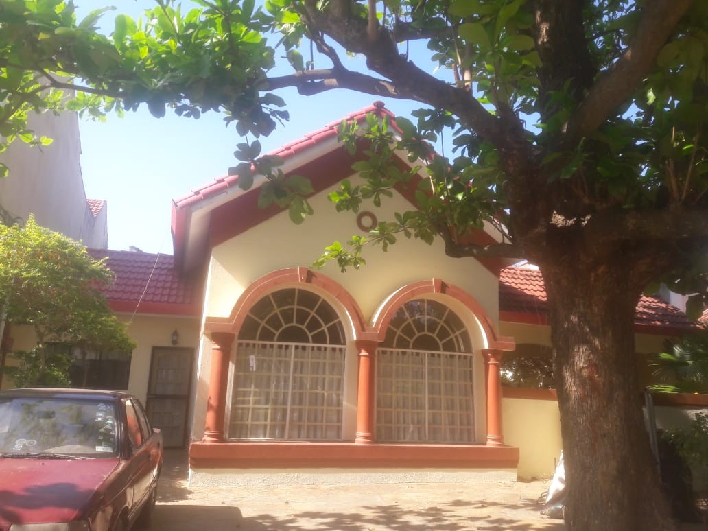 Casa INMOBILIARIA OFRECE: En alquiler casa se-mi amoblado en condominio zona oeste av. Pirai Foto 1