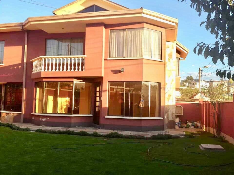 Casa en Achumani en La Paz 4 dormitorios 6 baños 3 parqueos Foto 1