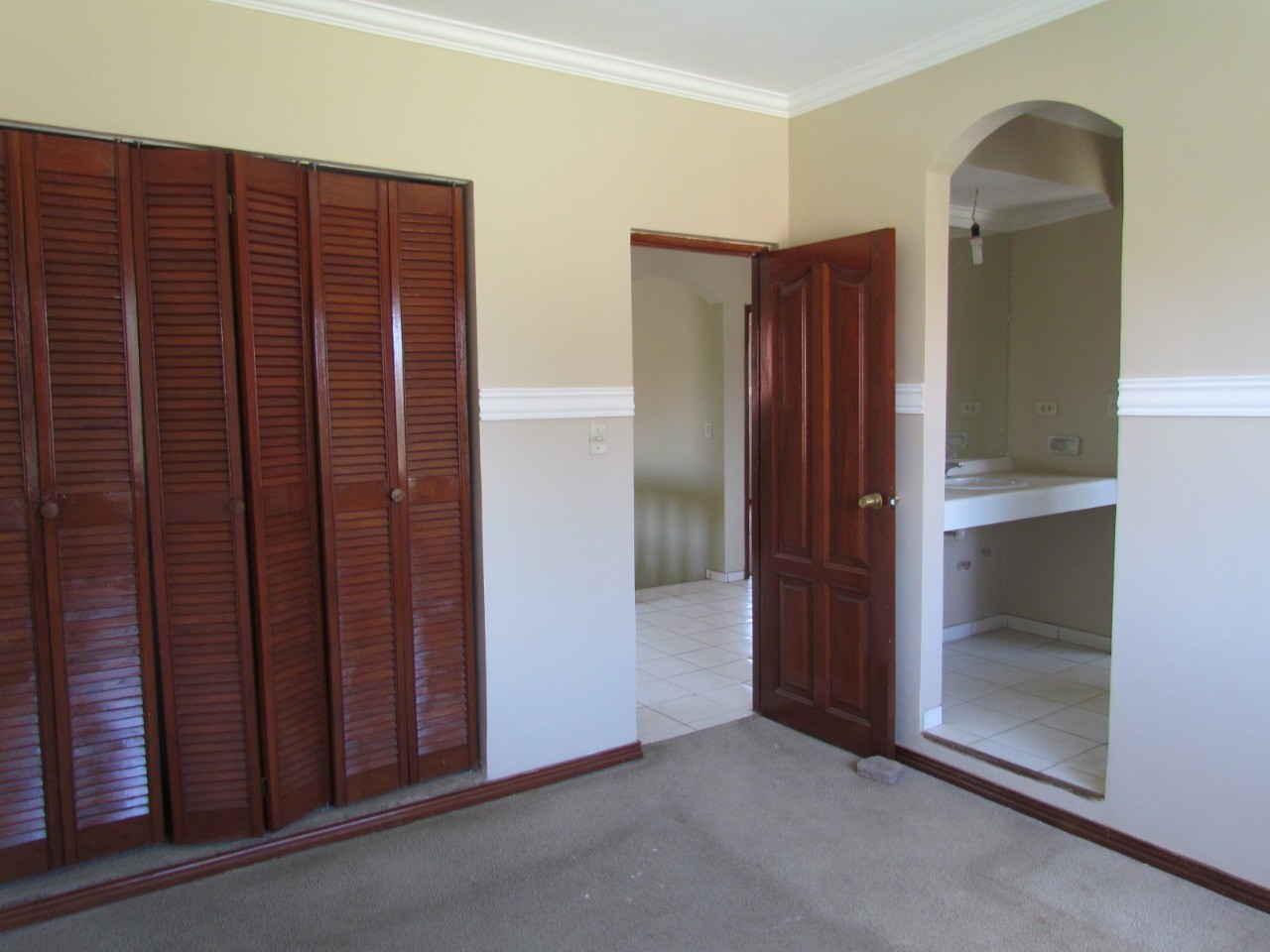 Casa en Entre 4to y 5to anillo Sur en Santa Cruz de la Sierra 4 dormitorios 4 baños 2 parqueos Foto 12