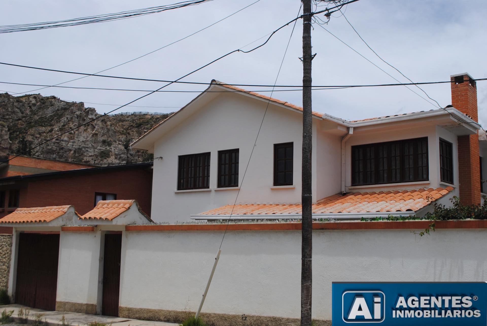 Casa en Auquisamaña en La Paz 4 dormitorios 4 baños 3 parqueos Foto 3